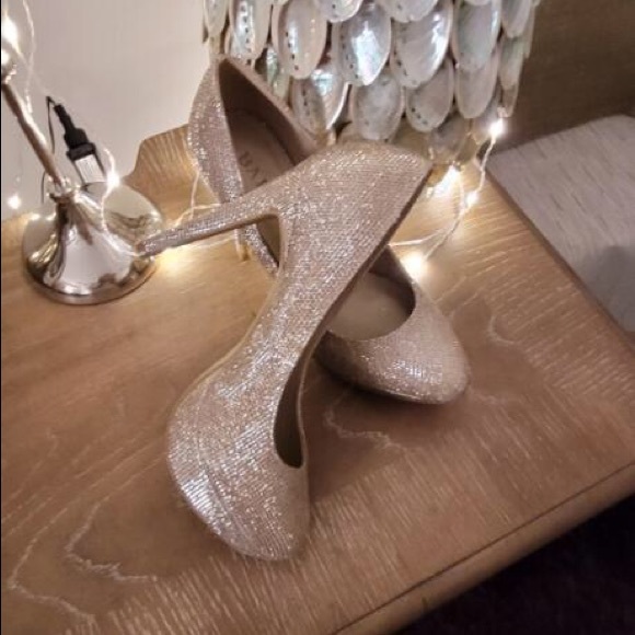 Bakers 6.5 Gold glitter shoes perfect for the holiday. - Picture 2 of 5